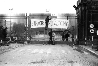 Wywieszanie transparentu na bramie głównej Huty im. Lenina w Krakowie 13 grudnia 1981 r.; (fot. Józef Fularz)