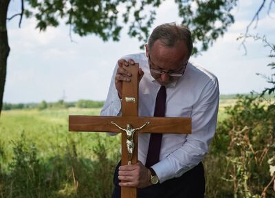Dr hab. Karol Polejowski, wbił w ziemię symboliczny krzyż, w miejscu gdzie mogą spoczywać żołnierze WP, polegli w walce z Sowietami – Sokul (Ukraina), 13 lipca 2024. Fot. Mateusz Niegowski (IPN)