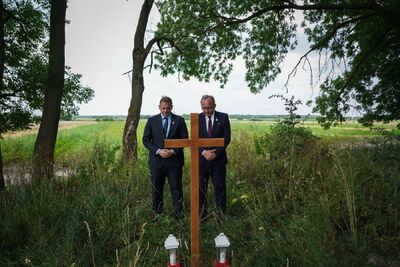 Dr hab. Karol Polejowski, zastępca prezesa IPN (P) i Mateusz Kotecki, dyrektor Biura Kadr (L) zapalili znicze w miejscu gdzie mogą spoczywać żołnierze WP, polegli w walce z Sowietami – Sokul (Ukraina), 13 lipca 2024. Fot. Mateusz Niegowski (IPN)