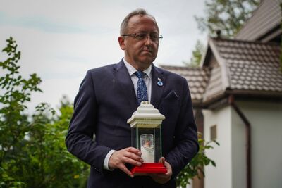 Przedstawiciele IPN zapalili znicze na symbolicznym grobie Leopolda Lisa-Kuli w Torczynie (Ukraina) –14 lipca 2024. Fot. Mateusz Niegowski (IPN)