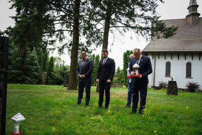 Przedstawiciele IPN zapalili znicze na symbolicznym grobie Leopolda Lisa-Kuli w Torczynie (Ukraina) –14 lipca 2024. Fot. Mateusz Niegowski (IPN)