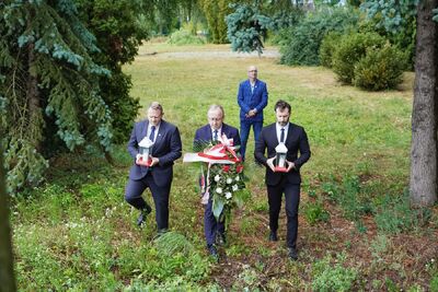 Delegacja IPN złożyła wieńce i zapaliła znicze w Zaturcach (Ukraina) w miejscu spoczynku Polaków zamordowanych przez Ukraińców w 1943 roku –14 lipca 2024. Fot. Mateusz Niegowski (IPN)