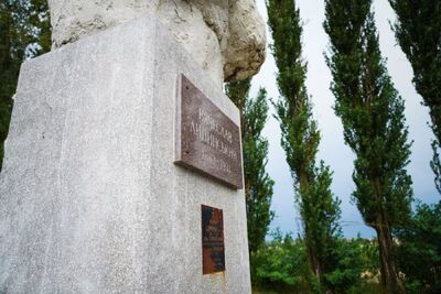 Delegacja IPN złożyła wieńce i zapaliła znicze w przy pomniku Wacława Lipińskiego –14 lipca 2024. Fot. Mateusz Niegowski (IPN)