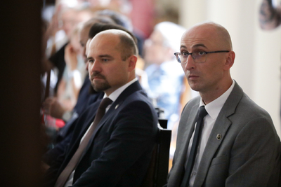 Dr Robert Piwko, naczelnik kieleckiej delegatury IPN (P) i dr hab. Kamil Dworaczek, dyrektor wrocławskiego IPN (L) –17 lipca 2024.  Fot. Mikołaj Bujak (IPN)