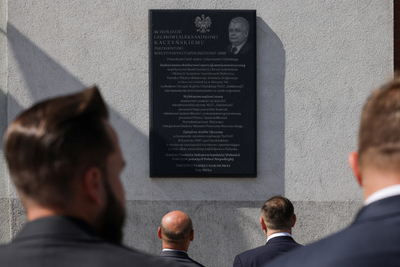 Złożenie kwiatów pod tablicą pamiątkową śp. Prezydenta Lecha Kaczyńskiego – Gdańsk, 18 lipca 2024. Fot. Mikołaj Bujak (IPN)