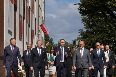 Złożenie kwiatów pod tablicą pamiątkową śp. Prezydenta Lecha Kaczyńskiego – Gdańsk, 18 lipca 2024. Fot. Mikołaj Bujak (IPN)