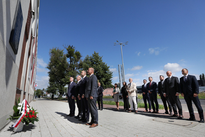 Złożenie kwiatów pod tablicą pamiątkową śp. Prezydenta Lecha Kaczyńskiego – Gdańsk, 18 lipca 2024. Fot. Mikołaj Bujak (IPN)