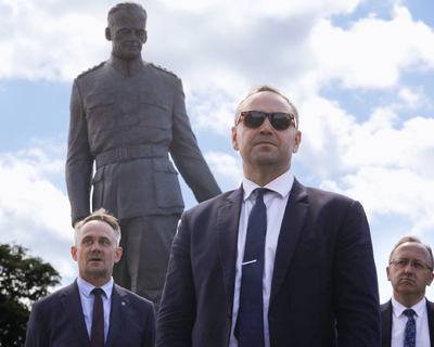 Złożenie kwiatów pod pomnikiem rotmistrza Witolda Pileckiego – Gdańsk, 18 lipca 2024. Na zdj. prezes IPN dr Karol Nawrocki, zastępca prezesa dr hab. Karol Polejowski i dyrektor gdańskiego oddziału IPN dr Marek Szymaniak. Fot. Mikołaj Bujak (IPN)