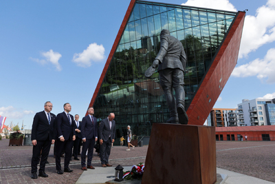 Złożenie kwiatów pod pomnikiem rotmistrza Witolda Pileckiego – Gdańsk, 18 lipca 2024. Fot. Mikołaj Bujak (IPN)