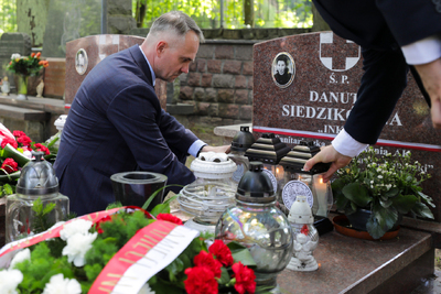 Złożenie kwiatów na grobach Danuty Siedzikówny „Inki” i Feliksa Selmanowicza „Zagończyka” – Gdańsk, 18 lipca 2024. Fot. Mikołaj Bujak (IPN)