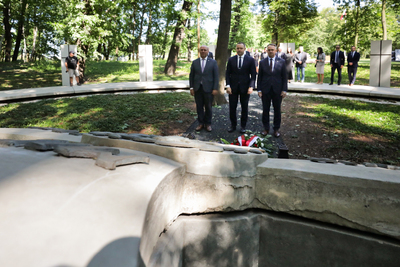 Złożenie kwiatów na Cmentarzu Żołnierzy Wojska Polskiego na Westerplatte – Gdańsk, 18 lipca 2024. Fot. Mikołaj Bujak (IPN)