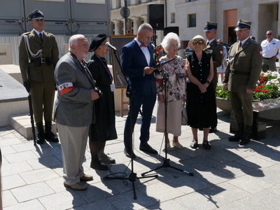 Uroczystości przed pomnikiem Powstańców Warszawy Batalionu AK „Kiliński” – Warszawa, 31 lipca 2024. Fot. Krzysztof Wojciechowski (IPN)