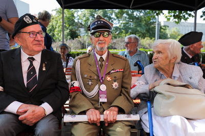 Uroczystość pod tablicą upamiętniającą podpisanie przez płk. Antoniego Chruściela „Montera” rozkazu rozpoczęcia Powstania Warszawskiego – Warszawa, 1 sierpnia 2024. Fot. Mikołaj Bujak (IPN)