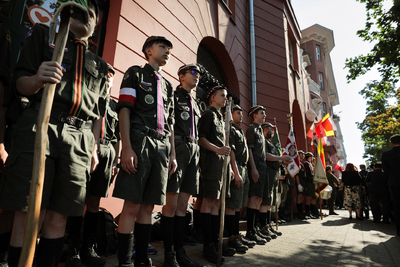 Uroczystość pod tablicą upamiętniającą podpisanie przez płk. Antoniego Chruściela „Montera” rozkazu rozpoczęcia Powstania Warszawskiego – Warszawa, 1 sierpnia 2024. Fot. Mikołaj Bujak (IPN)