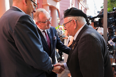 Uroczystość pod tablicą upamiętniającą podpisanie przez płk. Antoniego Chruściela „Montera” rozkazu rozpoczęcia Powstania Warszawskiego – Warszawa, 1 sierpnia 2024. Fot. Mikołaj Bujak (IPN)