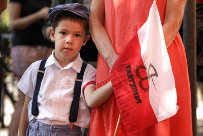 Uroczystość pod tablicą upamiętniającą podpisanie przez płk. Antoniego Chruściela „Montera” rozkazu rozpoczęcia Powstania Warszawskiego – Warszawa, 1 sierpnia 2024. Fot. Mikołaj Bujak (IPN)