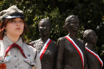 Dr Karol Nawrocki, prezes IPN, złożył kwiaty pod pomnikiem „Kobietom Powstania Warszawskiego” na pl. Krasińskich – Warszawa, 1 sierpnia 2024. Fot. Mikołaj Bujak (IPN)