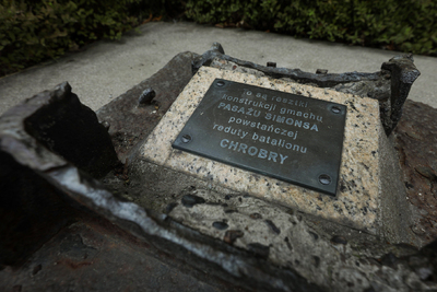 Dr Karol Nawrocki, prezes IPN, złożył kwiaty w miejscu nieistniejącego budynku Pasażu Simonsa – Warszawa, 1 sierpnia 2024. Fot. Mikołaj Bujak (IPN)