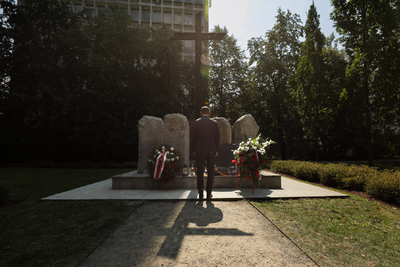 Dr Karol Nawrocki, prezes IPN, złożył kwiaty w miejscu nieistniejącego budynku Pasażu Simonsa – Warszawa, 1 sierpnia 2024. Fot. Mikołaj Bujak (IPN)