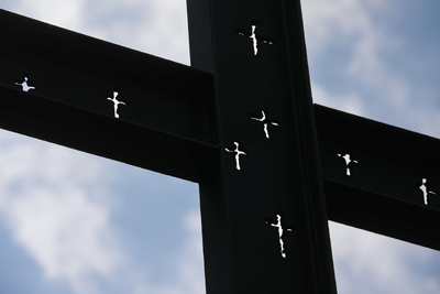 Dr Karol Nawrocki, prezes IPN, złożył kwiaty w miejscu nieistniejącego budynku Pasażu Simonsa – Warszawa, 1 sierpnia 2024. Fot. Mikołaj Bujak (IPN)