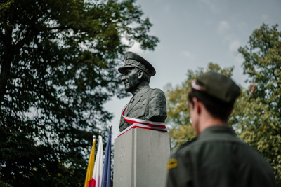 Dyrektor Biura Upamiętniania Walk i Męczeństwa IPN Adam Siwek złożył kwiaty pod pomnikiem gen. Zbigniewa Ścibor-Rylskiego „Motyla” – Warszawa, 1 sierpnia 2024. Fot. Mateusz Niegowski (IPN)