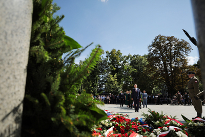 Uroczystości przed pomnikiem Polskiego Państwa Podziemnego i Armii Krajowej w Warszawie –1 sierpnia 2024. Fot. Mikołaj Bujak (IPN)