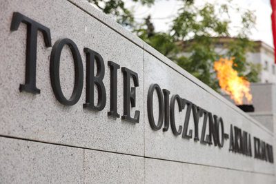 Uroczystości przed pomnikiem Polskiego Państwa Podziemnego i Armii Krajowej w Warszawie –1 sierpnia 2024. Fot. Mikołaj Bujak (IPN)