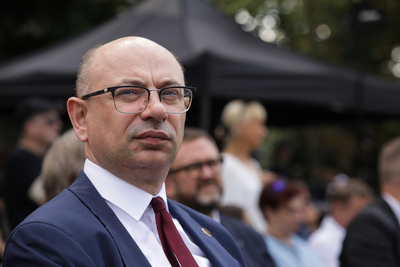 Uroczystości przed pomnikiem Polskiego Państwa Podziemnego i Armii Krajowej w Warszawie. Na zdj. dr Mateusz Szpytma, zastępca prezesa IPN –1 sierpnia 2024. Fot. Mikołaj Bujak (IPN)