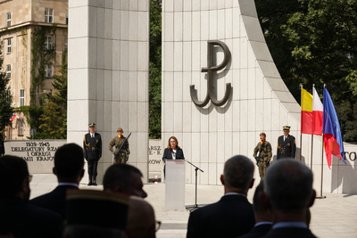Uroczystości przed pomnikiem Polskiego Państwa Podziemnego i Armii Krajowej w Warszawie –1 sierpnia 2024. Fot. Mikołaj Bujak (IPN)