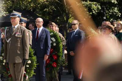 Uroczystości przed pomnikiem Polskiego Państwa Podziemnego i Armii Krajowej w Warszawie –1 sierpnia 2024. Fot. Mikołaj Bujak (IPN)