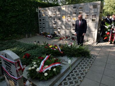 Dr hab. Karol Polejowski, zastępca prezesa IPN, złożył wieniec na grobie gen. bryg. Antoniego Chruściela „Montera" – Warszawa, 1 sierpnia 2024. Fot. Krzysztof Wojciechowski (IPN)