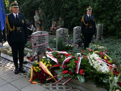 Dr hab. Karol Polejowski, zastępca prezesa IPN, złożył wieniec na grobie gen. bryg. Antoniego Chruściela „Montera" – Warszawa, 1 sierpnia 2024. Fot. Krzysztof Wojciechowski (IPN)