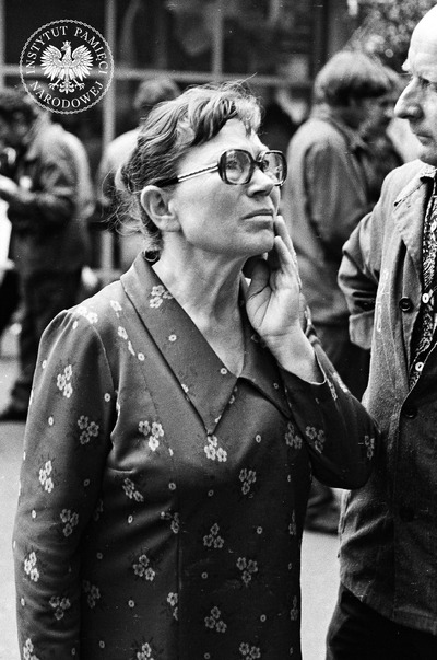 Anna Walentynowicz podczas strajku w Stoczni Gdańskiej im. Lenina. Jej zwolnienie z pracy było bezpośrednim impulsem do rozpoczęcia protestu, który wkrótce rozlał się na cały kraj. Gdańsk, sierpień 1980 r. Fot. Stanisław Składanowski (fot. z zasobu IPN)