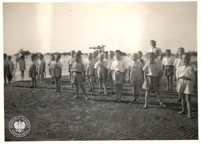 Osiedle dzieci polskich w Balachadi koło Jamnagaru, wychowankowie sierocińca w Balachadi. Zdjęcie pochodzące ze znajdującego się w zasobie Archiwum IPN w Warszawie zespołu: Koło Polaków z Indii 1942-1948 (fot. z zasobu IPN, sygn. IPN BU 4042/334)