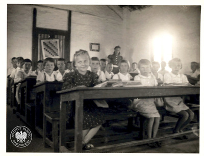 Osiedle dzieci polskich w Balachadi koło Jamnagaru, wychowankowie sierocińca w Balachadi. Zdjęcie pochodzące ze znajdującego się w zasobie Archiwum IPN w Warszawie zespołu: Koło Polaków z Indii 1942-1948 (fot. z zasobu IPN, sygn. IPN BU 4042/334
