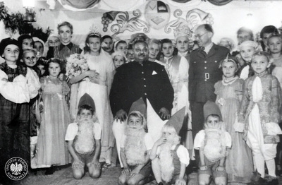 Dzieci z maharadżą w czasie przedstawienia. Zdjęcie pochodzące ze znajdującego się w zasobie Archiwum IPN w Warszawie zespołu: Koło Polaków z Indii 1942-1948 (fot. z zasobu IPN, sygn. IPN BU 4042/335)