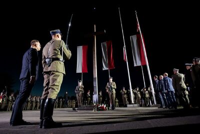 Uroczysty Capstrzyk przy krzyżu upamiętniającym ks. mjr. Ignacego Skorupkę – Ossów, 14 sierpnia 2024. Fot. Mikołaj Bujak (IPN)