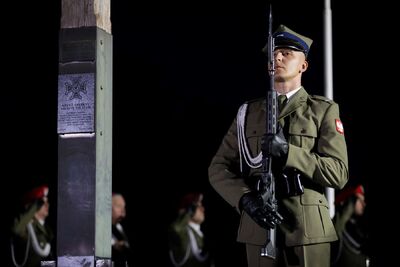 Uroczysty Capstrzyk przy krzyżu upamiętniającym ks. mjr. Ignacego Skorupkę – Ossów, 14 sierpnia 2024. Fot. Mikołaj Bujak (IPN)