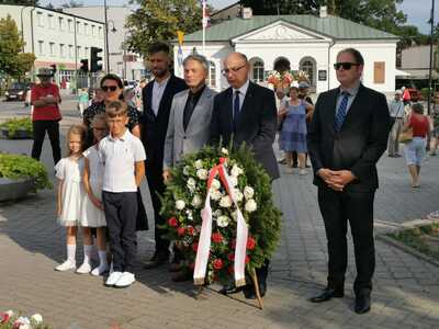 Złożenie wieńca pod pomnikiem upamiętniającym wyzwolenie Płocka z bolszewickiej okupacji 18 sierpnia 1920 roku. Fot. IPN