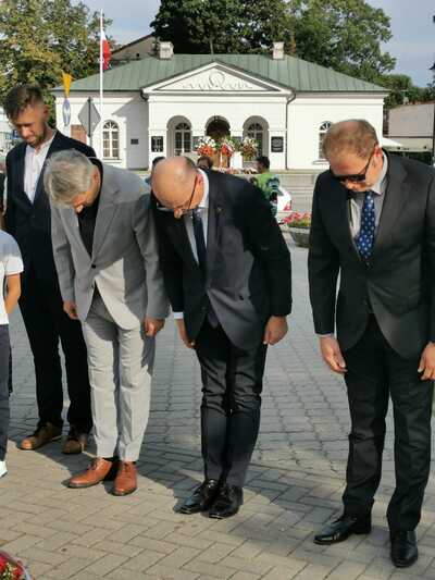 Złożenie wieńca pod pomnikiem upamiętniającym wyzwolenie Płocka z bolszewickiej okupacji 18 sierpnia 1920 roku. Fot. IPN