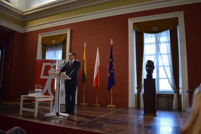 Konferencję otworzył dr Jarosław Szarek, prezes IPN