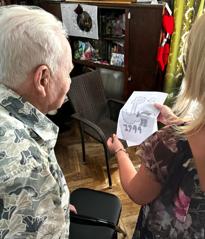 Hołd dla Bohaterów – przekazaliśmy Powstańcom Warszawskim listy od młodzieży. Fot. Marta Golińska (IPN)