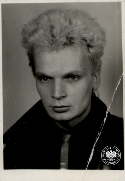 Grzegorz Ciechowski. Zdjęcie z akt paszportowych – 1984 r. (fot. z zasobu IPN)