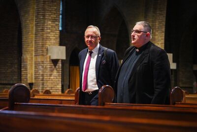 Delegacja IPN w Bredzie – 4 września 2024. Delegacja IPN na Polskim Cmentarzu Wojennym w Lommel – 4 września 2024. Na zdj. od lewej zastępca prezesa IPN dr hab. Karol Polejowski, proboszcz Józef Okonek. Fot. Mateusz Niegowski (IPN)