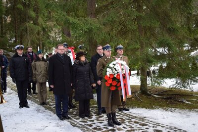 Składanie wieńców pod krzyżem upamiętniającym żołnierzy Wojska Polskiego poległych w walkach z bolszewikami w latach 191919-1920 na cmentarzu wojskowym na Antokolu w Wilnie