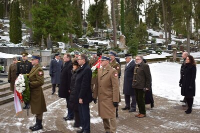Cmentarz na Antokolu – składanie kwiatów w kwaterze obrońców wieży telewizyjnej poległych w 1991 roku