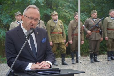 Uroczystości 78. rocznicy zbrodni na żołnierzach NSZ oddziału kpt. Henryka Flamego ps. Bartek. Na zdj. dr hab. Karol Polejowski, zast. prezesa IPN – Stary Grodków, Malerzowice Wielkie, 8 września 2024. Fot. Denis Olejak (IPN)
