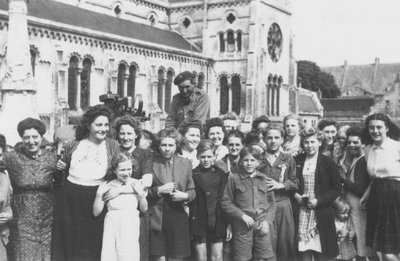 Żołnierze 1. Dywizji Pancernej wyzwalający spod niemieckiej okupacji miejscowość Libé we Francji , 1944 r. (fot. AIPN)