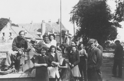 Żołnierze  1. Dywizji Pancernej wyzwalający spod niemieckiej okupacji miejscowość Libé we Francji , 1944 r. (fot. AIPN)