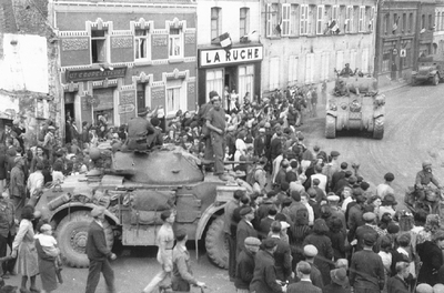 Żołnierze  1. Dywizji Pancernej wyzwalający spod niemieckiej okupacji miejscowość Libé we Francji , 1944 r. (fot. AIPN)